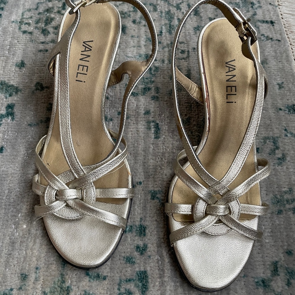 Vaneli Modesto Gold Strappy Sandals Size 4.5